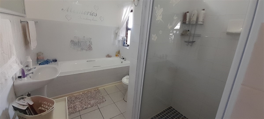 5 Bedroom Property for Sale in Wavecrest Eastern Cape